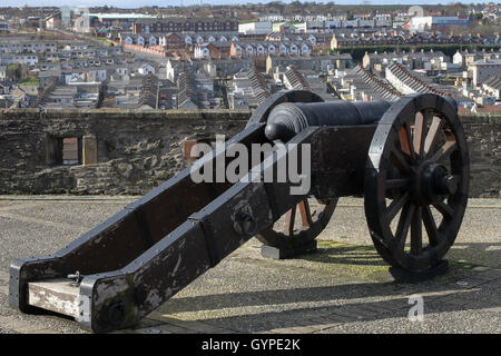 Cannon sur les murs de Londonderry, Irlande du Nord, donnant sur le Bogside de la ville. Banque D'Images