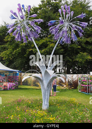 Sculpture géante de l'agapanthus en acier forgé et verre soufflé, Agapanthus 'fleurs' par Jenny Pickford Tatton Park Flower Show. Banque D'Images