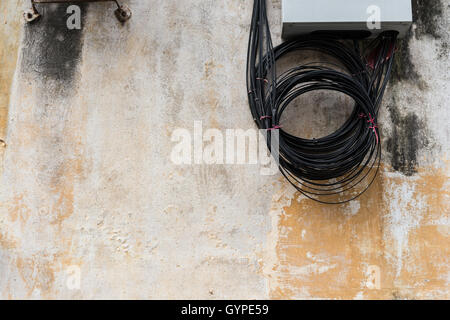 Boîte de distribution de câbles en fibre optique sur le mur Banque D'Images