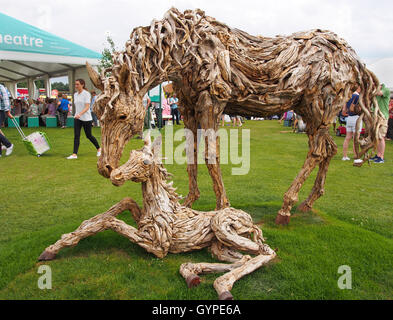 Des statues faites de bois flotté 'Princesse et Dame Sanctuary' par James Doran- Webb, au salon de Tatton Park Flower Show 2016. Banque D'Images