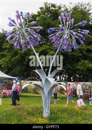 Sculpture géante de l'agapanthus en acier forgé et verre soufflé, Agapanthus 'fleurs' par Jenny Pickford Tatton Park Flower Show. Banque D'Images