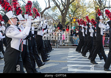 Cuivres de la marche de l'ouest de Firebirds Lakota Macy's Thanksgiving Day Parade, New York City. Banque D'Images