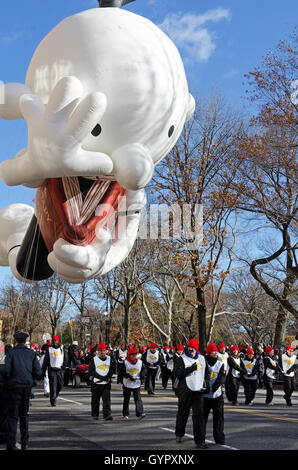 L'un 'cours de Wimpy Kid' ballon est escorté vers le bas Central Park à l'ouest par une équipe de gestionnaires de Macy's Thanksgiving Day Parade. Banque D'Images
