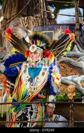 Un cavalier sur la nation indienne Oneida flotteur de vagues à la foule lors de la Macy's Thanksgiving Day Parade, New York City. Banque D'Images