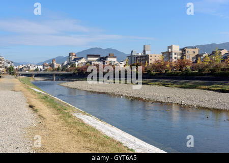 Kyoto, Japon - Nov 6, 2015 : vue sur la rivière Kamo au centre de Kyoto sur un beau jour d'automne. Banque D'Images