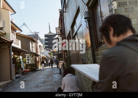 Kyoto, Japon - Nov 6, 2015 : attirer l'artiste La Pagode Yasaka à l'entendre de la district de Gion à Kyoto, au Japon. Banque D'Images