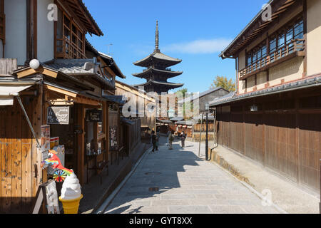 Kyoto, Japon - Nov 6, 2015 : Vue de la Pagode Yasaka à l'entendre de la district de Gion à Kyoto, au Japon. Banque D'Images