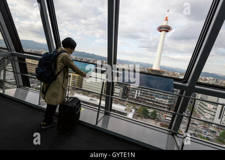 Kyoto, Japon - Nov 6, 2015 : une femme inconnue traveler en profitant de la vue de la Tour de Kyoto et Kyoto d'horizon. Banque D'Images