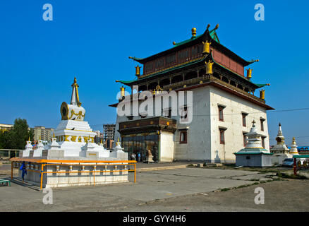 Chorten en face du Temple Janraisig, Monastère Gandantegchinlen, Ulaanbaatar, Mongolie Banque D'Images