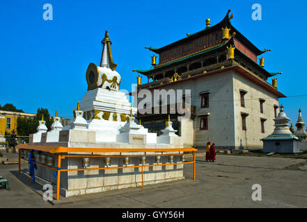 Chorten en face du Temple Janraisig, Monastère Gandantegchinlen, Ulaanbaatar, Mongolie Banque D'Images