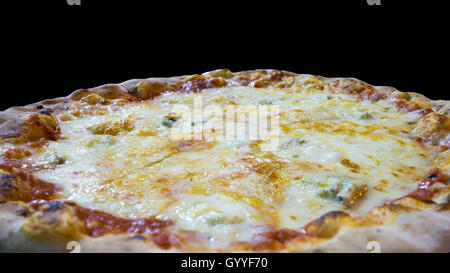 Pizza quatre fromages sur fond noir Banque D'Images