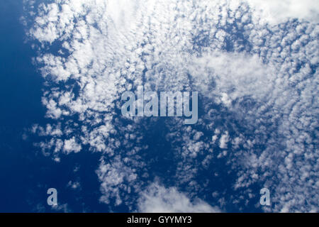 Ciel bleu et nuages XXL. Ciel et nuages de fond. Banque D'Images