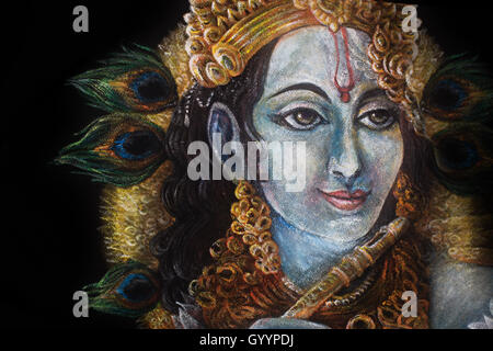 Chef de krishna avec plume de paon et bijoux, peint à la main. Banque D'Images