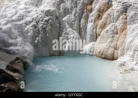 White de gisements minéraux, sources thermales de Bagni San Filippo, Castiglione d&# 39;Orcia, Toscane, Italie Banque D'Images