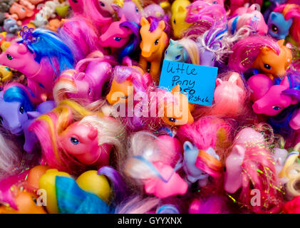 Chevaux en plastique dans une stalle à un marché aux puces, Amsterdam, Pays-Bas Banque D'Images