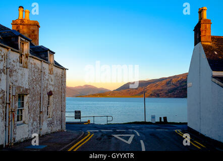 Route avec vue sur la mer, dans la soirée, Ullapool Highland, Ecosse, Royaume-Uni Banque D'Images