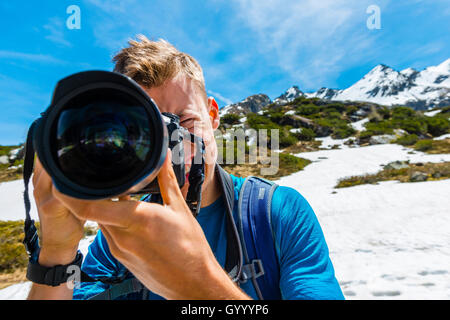 Young man photographing, Bredene, Tauern de Schladming, Schladming, Styrie, Autriche Banque D'Images