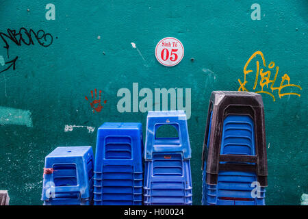 Tabourets bleu empilés, Green wall, Ho Chi Minh City, Ho Chi Minh City, Vietnam Banque D'Images