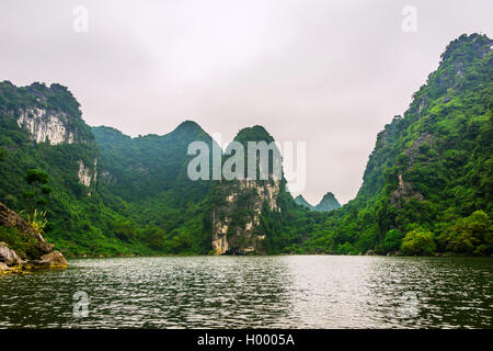 Rue des grottes, des paysages pittoresques, des montagnes karstiques, paysage karstique, riverscape, Quan thể danh Thắng Tràng An, Ninh Binh Banque D'Images