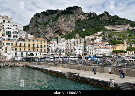 Vue d'Amalfi, Côte Amalfitaine, Costiera Amalfitana, Province de Salerne, Campanie, Italie Banque D'Images
