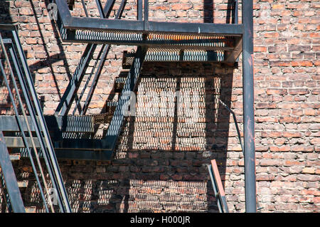 Ancien escalier de secours d'incendie dans l'usine Banque D'Images