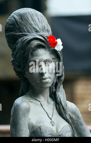 Statue en bronze de la chanteuse Amy Winehouse, artiste Scott Eaton, écuries, Marché de Camden Town, Londres, Angleterre, Royaume-Uni Banque D'Images