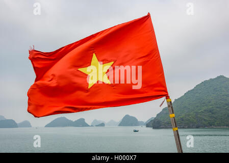 Drapeau vietnamien, roches calcaires, montagnes karstiques, Halong Bay, golfe du Tonkin, au nord Vietnam, Vietnam Banque D'Images