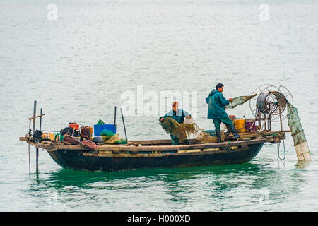 Bateau de pêche, la baie d'Halong, golfe du Tonkin, au nord Vietnam, Vietnam Banque D'Images