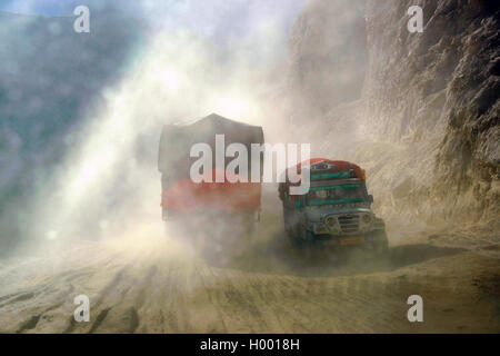 Chariot sur la route non asphaltée de Spliti de Lahaul en Inde du Nord, Inde, Lahol Banque D'Images