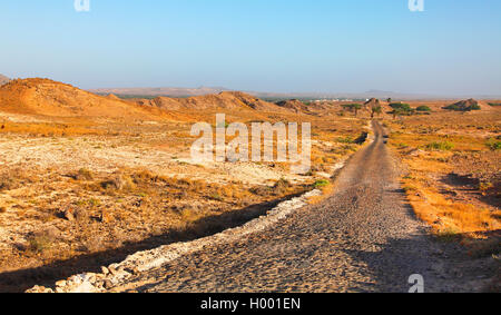 Chemin à travers région montagneuse dans le nord de Joao Galego, Cap Vert, Boa Vista Banque D'Images