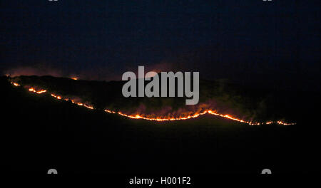 Incendie dans les montagnes de boussole pour le contrôle de la végétation dans la nuit, Afrique du Sud, Eastern Cape, Camdeboo Parc National, Graaff Reinet Banque D'Images