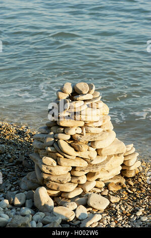 Sea Glass pebbles sont empilés les uns sur les autres. Une pyramide de pierres. Banque D'Images