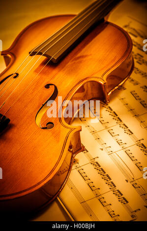 Ancien violon couché sur la feuille de musique, music concept Banque D'Images