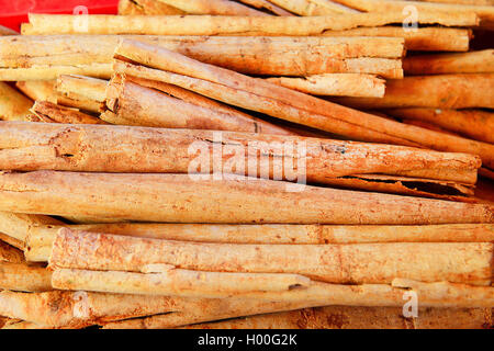 Des bâtons de cannelle à la Sir Selwyn Selwyn-Clarke Market à Victoria, Seychelles, Mahe Banque D'Images