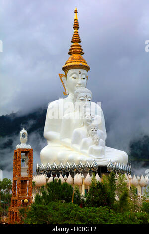 Cinq statues de Bouddha à Khao Kho, Thailande, Phetchabun Banque D'Images