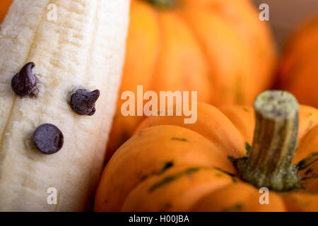 Les citrouilles et fantômes faits avec banane et chocolat pour l'halloween sur du bois Banque D'Images