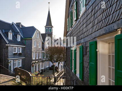 Vieille ville et église évangélique de Graefrath, l'Allemagne, en Rhénanie du Nord-Westphalie, région du Bergisches Land, à Solingen Banque D'Images