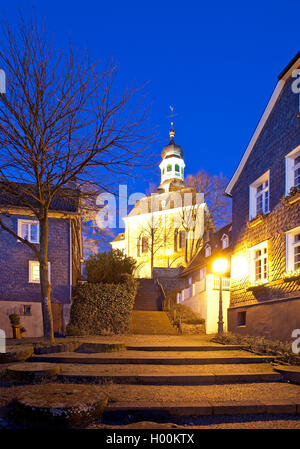 Vieille ville de Graefrath avec son église dans la soirée, l'Allemagne, en Rhénanie du Nord-Westphalie, région du Bergisches Land, à Solingen Banque D'Images