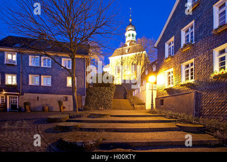 Vieille ville de Graefrath avec son église dans la soirée, l'Allemagne, en Rhénanie du Nord-Westphalie, région du Bergisches Land, à Solingen Banque D'Images