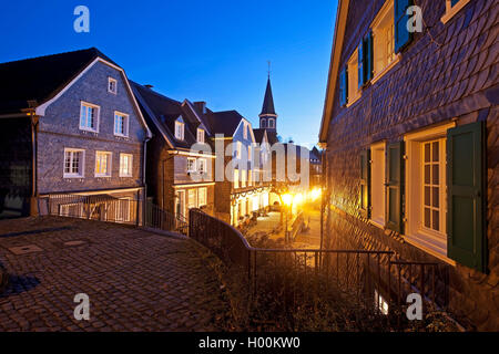 Vieille ville et église évangélique de Graefrath dans la soirée, l'Allemagne, en Rhénanie du Nord-Westphalie, région du Bergisches Land, à Solingen Banque D'Images