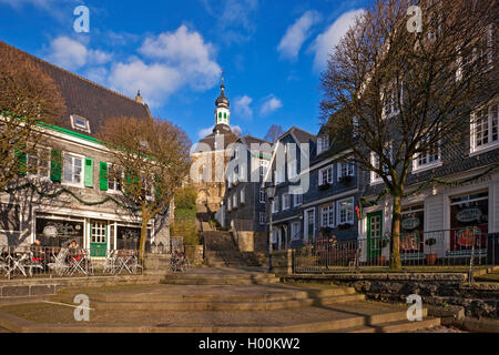 Place du marché et son église dans la vieille ville de Graefrath, Allemagne, Rhénanie du Nord-Westphalie, région du Bergisches Land, à Solingen Banque D'Images