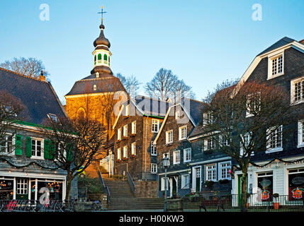 Place du marché et son église dans la vieille ville de Graefrath dans la soirée, l'Allemagne, en Rhénanie du Nord-Westphalie, région du Bergisches Land, à Solingen Banque D'Images