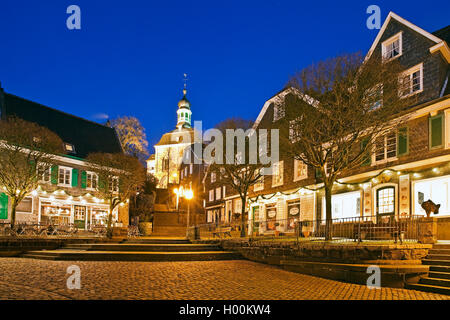 Place du marché et son église dans la vieille ville de Graefrath dans la soirée, l'Allemagne, en Rhénanie du Nord-Westphalie, région du Bergisches Land, à Solingen Banque D'Images