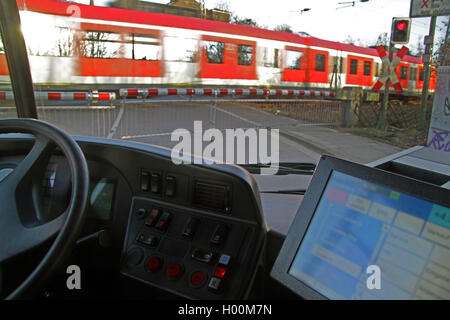 En attente de bus en face d'un passage à niveau, Allemagne Banque D'Images