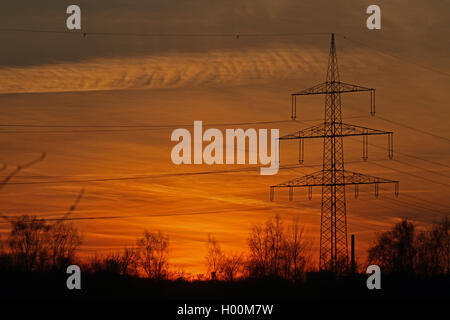 Ligne d'alimentation et de colonne d'alimentation en rouge ciel du soir, Allemagne Banque D'Images