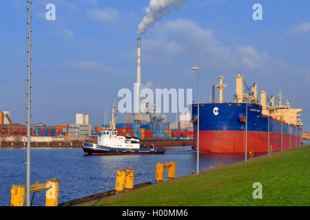 À remous avec bateau Clipper Kythira vraquier de quitter le port, Kohlenhaven Groepelingen, Bremen, Allemagne Banque D'Images