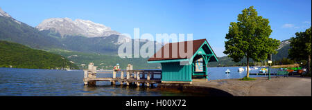 Débarcadère et cabane en bois au lac d'Annecy, France, Haute-Savoie, Saint-Jorioz Banque D'Images