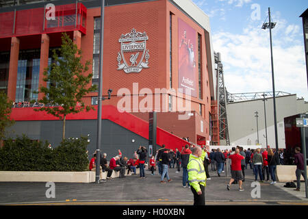 La foule à la nouvelle tribune principale au stade d'Anfield Liverpool FC Liverpool Merseyside UK Banque D'Images