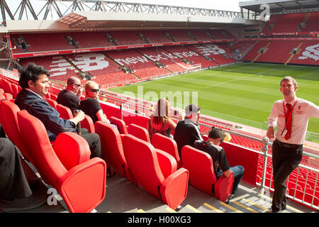 Les touristes d'une visite guidée de la nouvelle tribune principale au stade d'Anfield Liverpool FC Liverpool Merseyside UK Banque D'Images