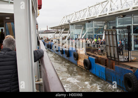 Mersey ferries Ferry pour Dock à Liverpool Merseyside UK terminal seacombe Banque D'Images